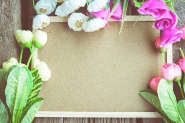 ahşap arka plan bahar çiçekleri ile. 