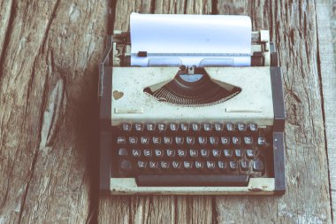 Vintage typewriteron eski sesi ahşap masasında