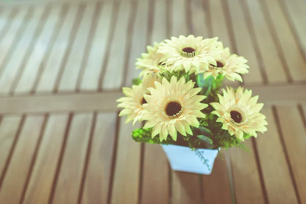 Jarrón de girasol sobre mesa de madera . —  Fotos de Stock