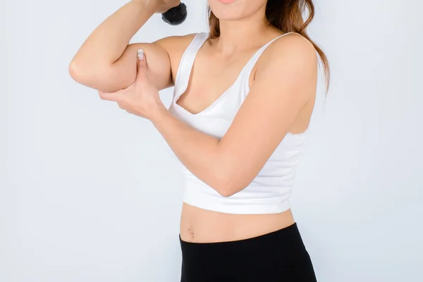 Mujer haciendo ejercicio físico con pesas de mano . — Foto de Stock