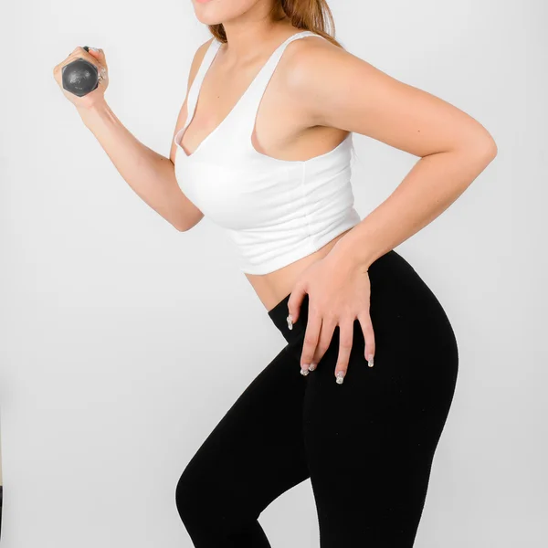 Mujer haciendo ejercicio físico con pesas de mano . — Foto de Stock