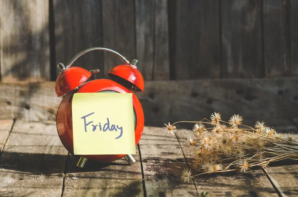 Cuma kayda göre eski kırmızı vintage saat hala ışık, doğal l ile