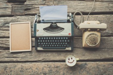 Daktilo kahve ve ahşap üstünde defter vintage renk doku