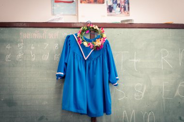 Mezuniyet günü. Bir elbise, Püskül ve diploma ve koydu asılı