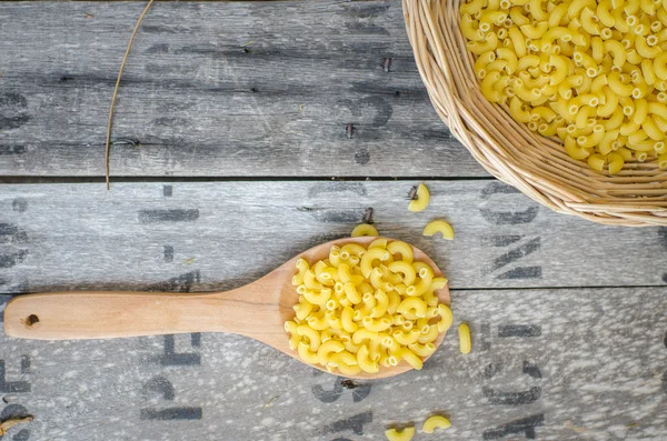 Italienische Makkaroni Pasta auf Korbflechterei mit Holzstruktur Backgro — Stockfoto