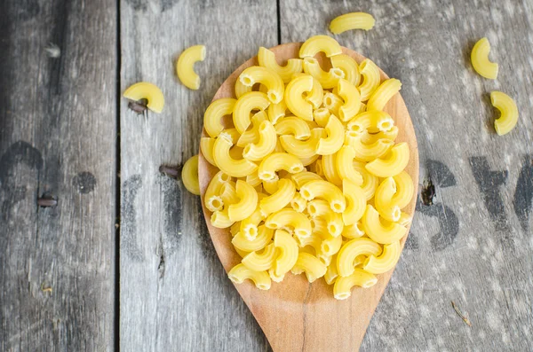 Italiensk Pasta makaroner på korgmakeriarbeten med trä textur backgro — Stockfoto