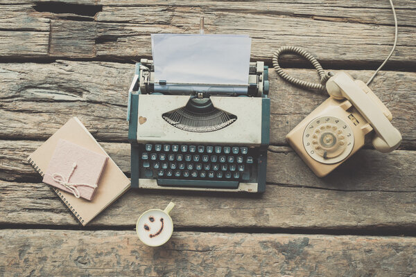 Кофе и ноутбук для пишущей машинки на дереве
