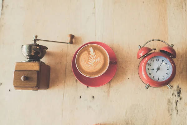 Taza de café rojo reloj retro, flor de gerberas sobre fondo de madera . — Foto de Stock