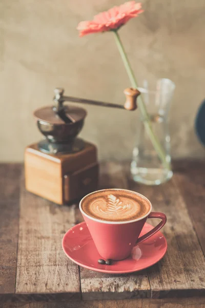 Tiempos nostálgicos con molinillo de café y reloj viejo — Foto de Stock