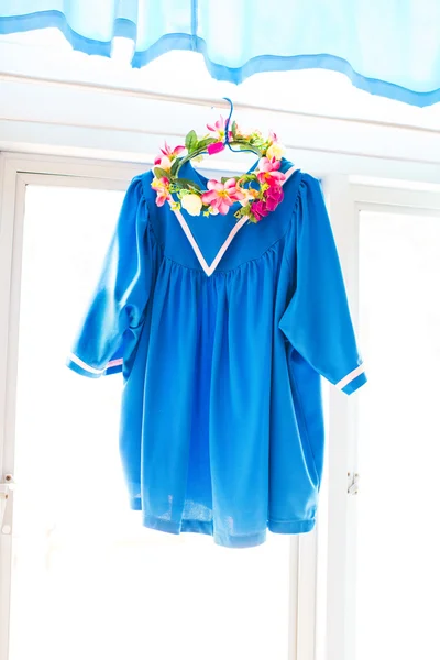 Dia de formatura. Um vestido, borla e diploma e colocado pendurado — Fotografia de Stock
