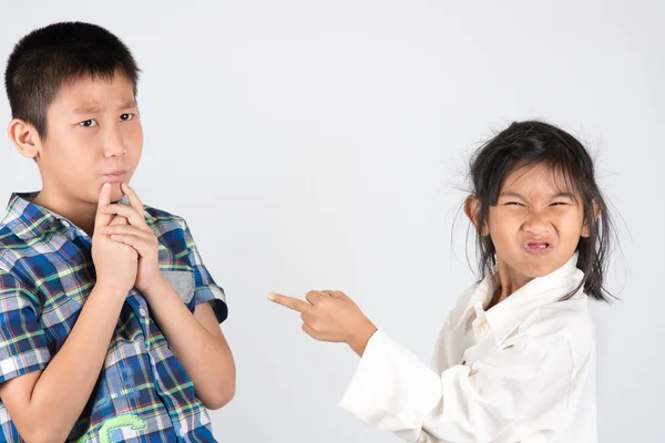 Two children who are arguing, gray background. — Stock Photo, Image