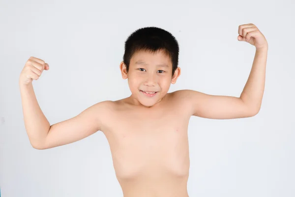 Kid mostrando seus músculos isolados em fundo cinza — Fotografia de Stock