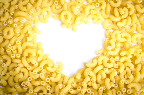 Forma de corazón de Macarrones italianos Pasta sobre fondo blanco. Amor. — Foto de Stock