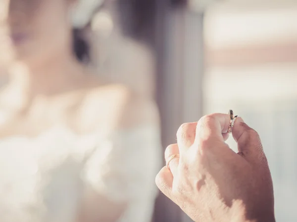 Anel de casamento na mão do noivo . — Fotografia de Stock