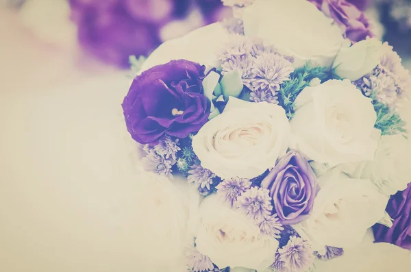 Romantische Vintage weiße und lila Rosen Bouquet. — Stockfoto