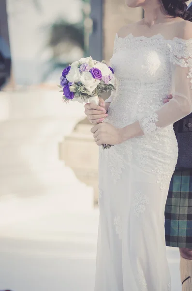 Bruid en Lace trouwjurk in ceremonie van het huwelijk. — Stockfoto