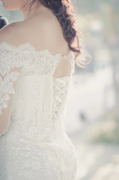 Mariée et dentelle robe de mariée dans la cérémonie de mariage . — Photo