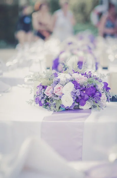 Romantique bouquet de roses blanches et violettes vintage sur le dîner arrangé — Photo