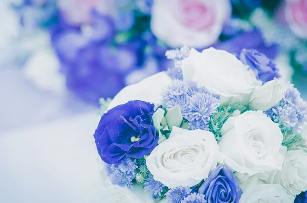 Romantische Vintage weiße und lila Rosen Bouquet. — Stockfoto
