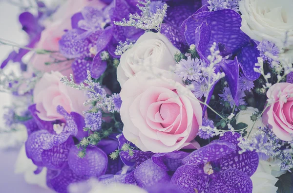 Romantique vintage Bouquet de roses blanches et violettes . — Photo