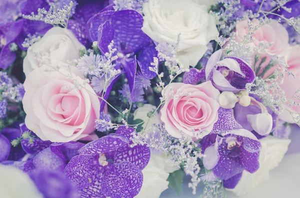 Романтический винтажный букет из белых и фиолетовых роз . — стоковое фото