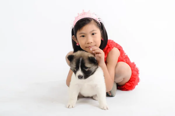 アジア少女と白で隔離タイ バン ケオ子犬. — ストック写真