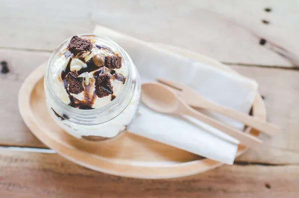 Brownie banoffee em vidro na mesa de madeira . — Fotografia de Stock