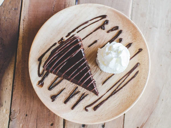 Un trozo de pastel de chocolate en primer plano —  Fotos de Stock