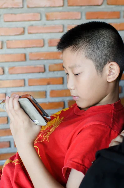 Schattige jongen met mobiele telefoon — Stockfoto