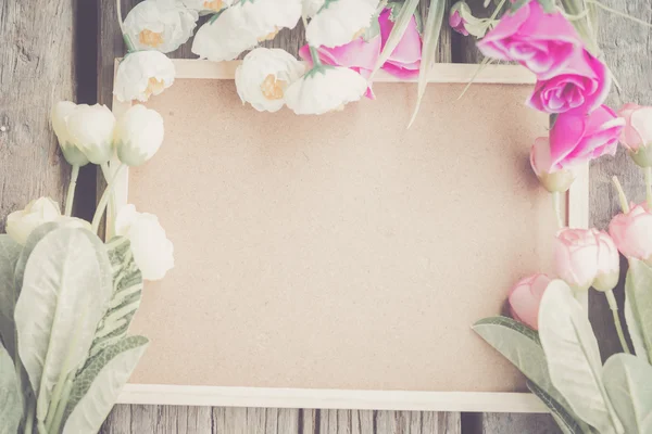 Wood background with spring flowers. — Stock Photo, Image