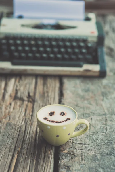 Máquina de escribir con taza de café, tono sepia . —  Fotos de Stock