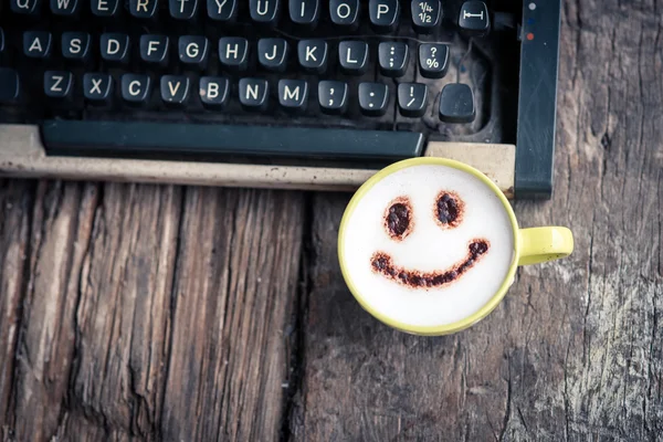Máquina de escribir con taza de café, tono sepia . — Foto de Stock