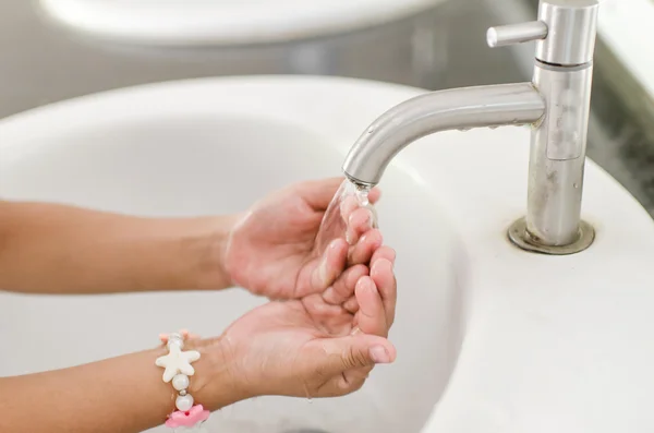 Lavagem de mãos no banheiro, foto de close-up — Fotografia de Stock