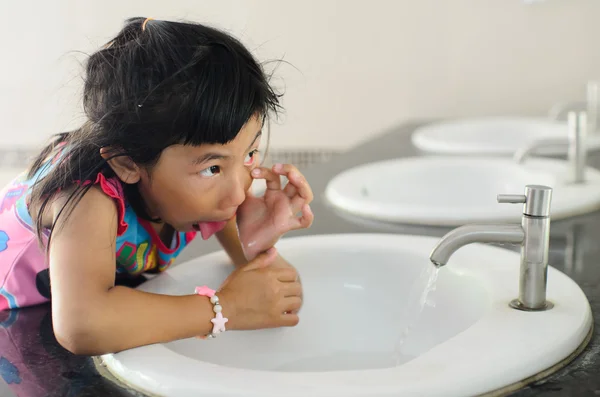 Asiatische Mädchen waschen ihr Gesicht. — Stockfoto