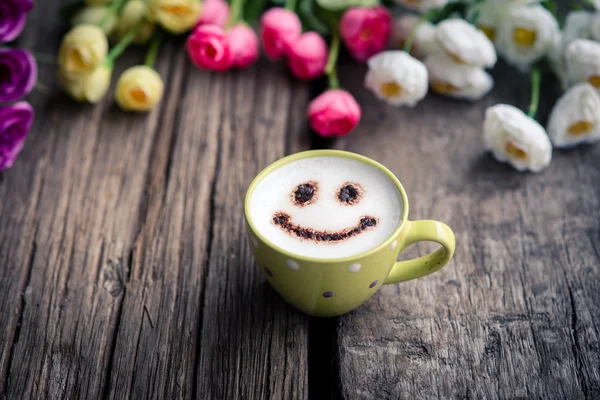 Holzhintergrund mit Frühlingsblumen, Farbton und Kaffeetasse. — Stockfoto