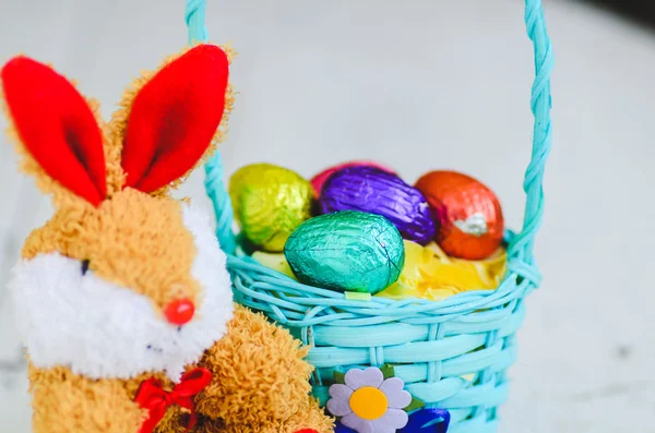 Huevos de pascua de chocolate en una cesta —  Fotos de Stock