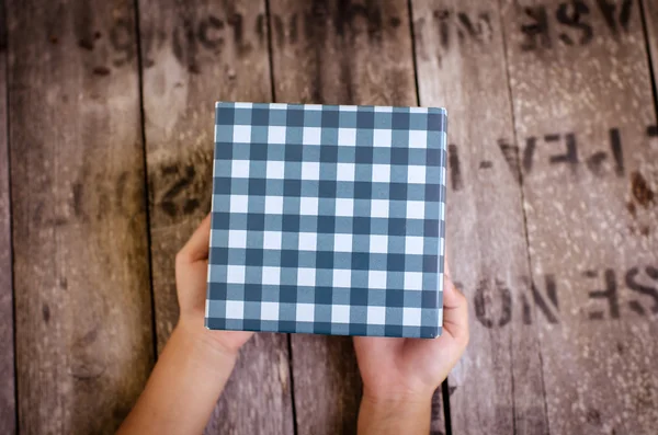 Caja azul en mano de niño . — Foto de Stock