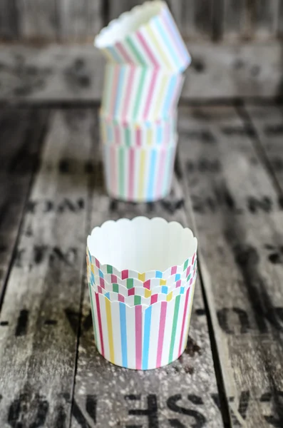 Empilhe copos de papel vazios no fundo de madeira . — Fotografia de Stock