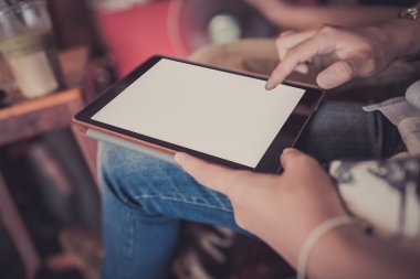 Tablet, yakın çekim, kafede kullanan adam.