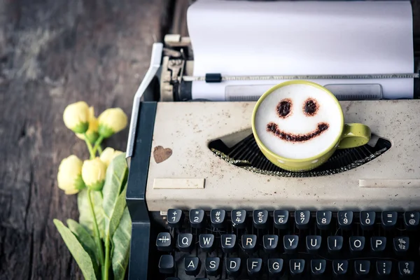 Máquina de escribir con taza de café, tono sepia . — Foto de Stock