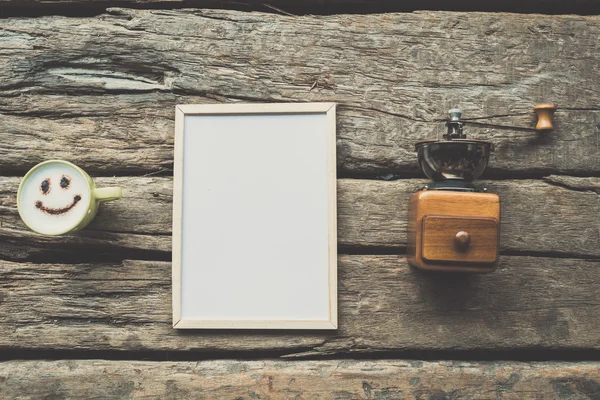 Nostalgische Kaffeemühle Kaffeetasse und leeres Whiteboard auf Holz — Stockfoto