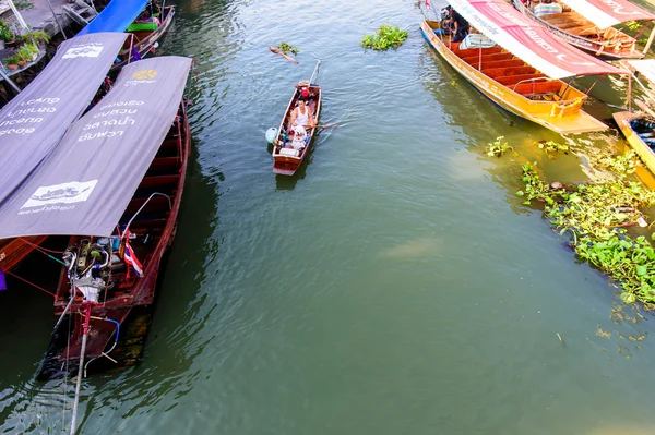 Ampawa Floating Market - March 31, 2015: The most famous floatin — Stock Photo, Image