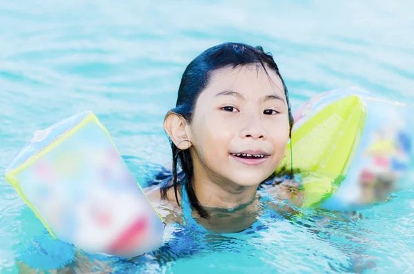 Felice ragazza asiatica godendo in piscina — Foto Stock