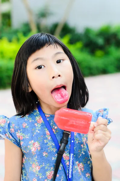 Pouco menina asiática desfrutar de seu sorvete — Fotografia de Stock