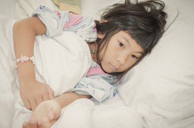 Sevimli küçük kız yatakta rahatlatıcı.