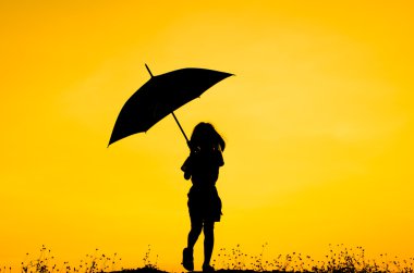 Gün batımı siluet kızla şemsiye