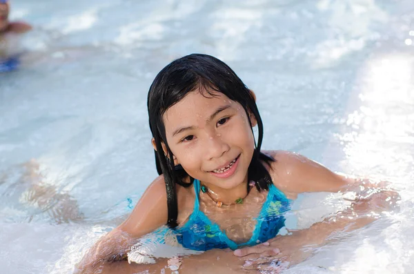 Ritratto di ragazza asiatica che nuota in piscina — Foto Stock