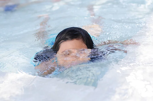 Retrato de menina asiática nadando na piscina — Fotografia de Stock