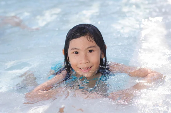 Portrait of Asian girl swimming in swimming pool — Stock Photo, Image