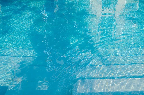 Hermoso agua de la piscina reflejándose en el sol —  Fotos de Stock